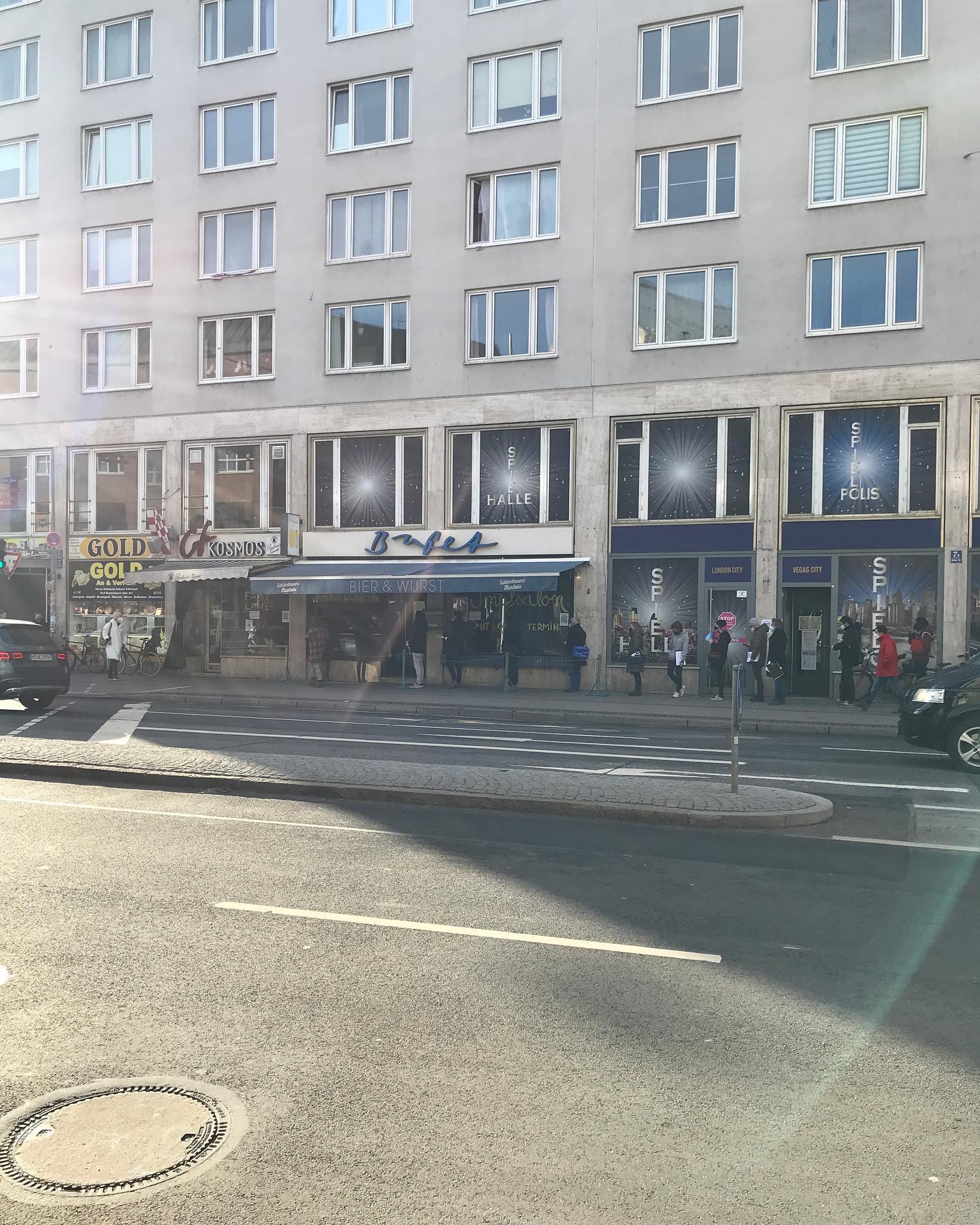 Wie schnell kann man impfen? @cafekosmosmuc : 5 Minuten anstehen, 3 Minuten in der Kneipe sitzen (es