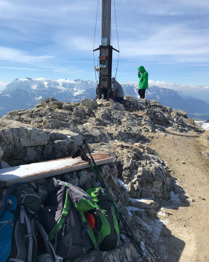 Vom Wanderparkplatz kurz vor Sachrang geht&lsquo;s am Samstag bei Schneefall 700 Meter hoch bis zur Priene