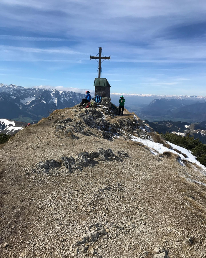 Vom Wanderparkplatz kurz vor Sachrang geht&lsquo;s am Samstag bei Schneefall 700 Meter hoch bis zur Priene