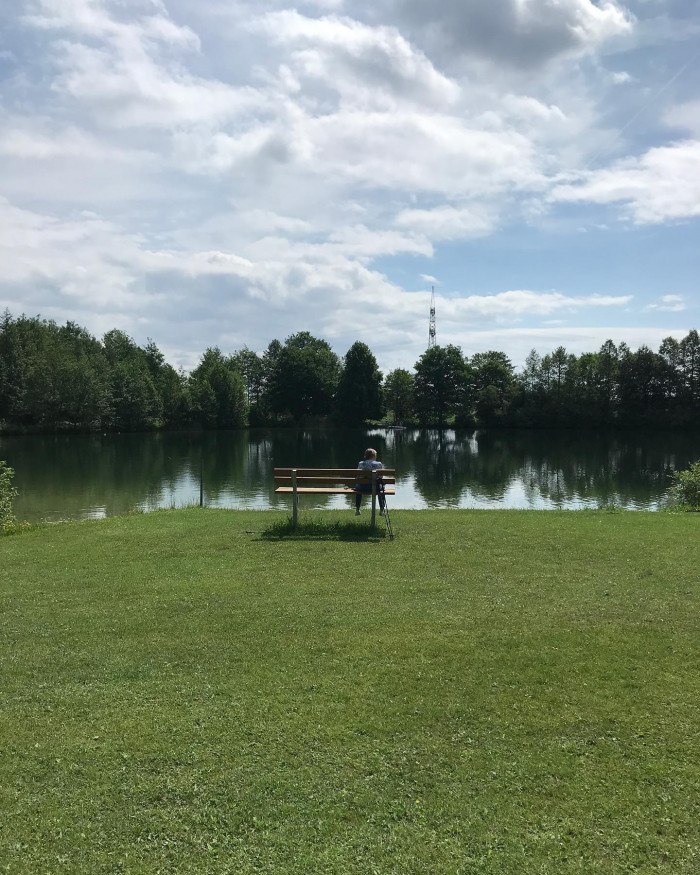 Gr&uuml;ner Felder vor Kr&auml;nen. In Freiham wird gebaut, am Germeringer See l&auml;sst man auf der Beinebaumelba