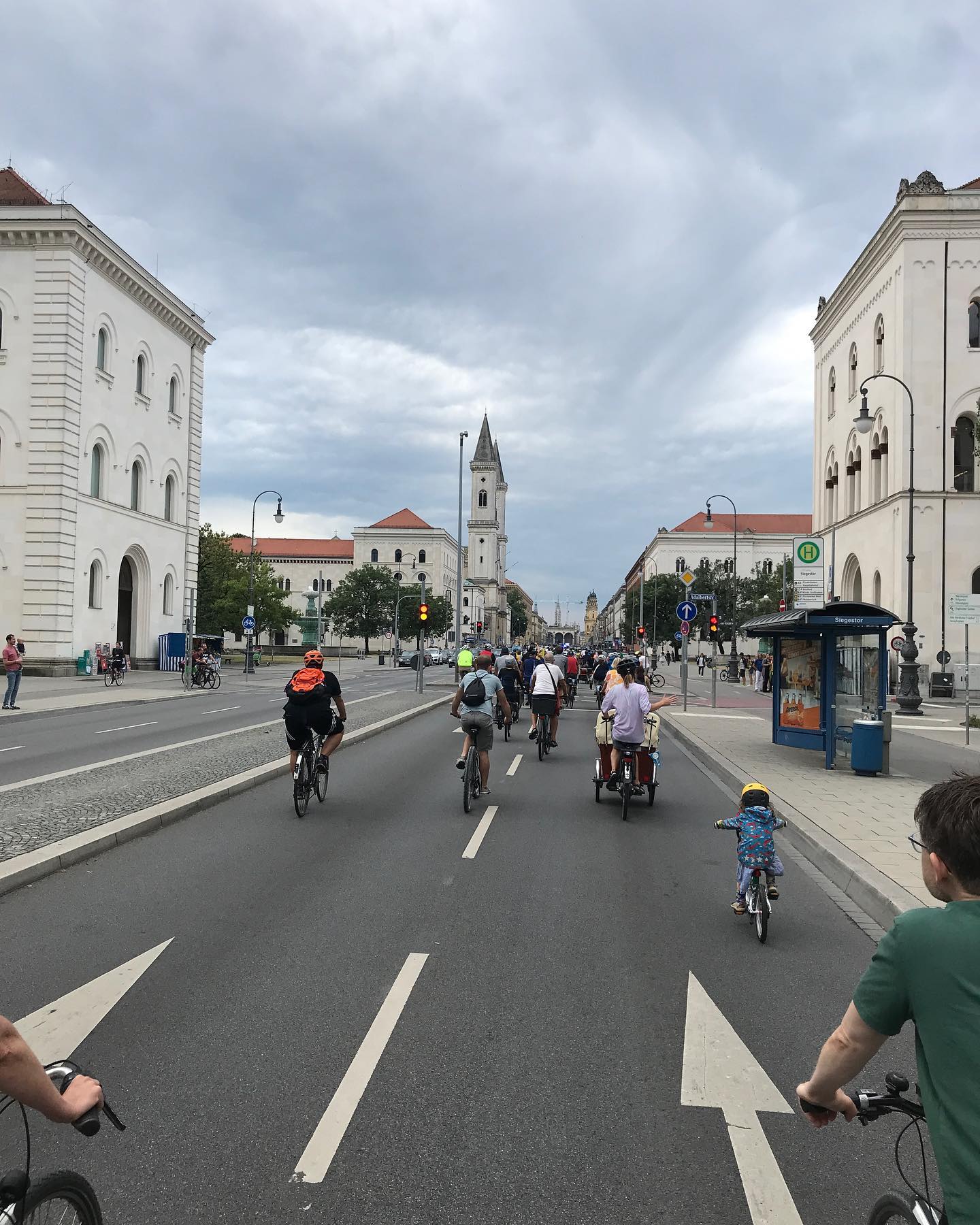Da radelt ein kleines M&auml;dchen mitten auf der Leopold/Ludwigstra&szlig;e &hearts;️