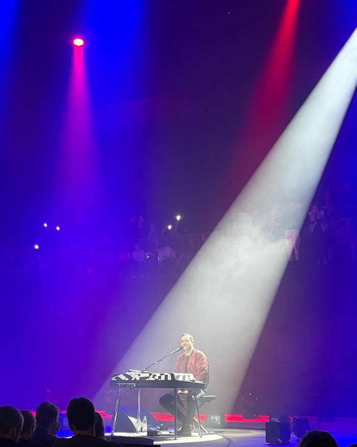 Er ist klug, witzig und spielt ganz gut Klavier. @danger_dan_666