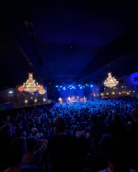 Punk ist nicht tot, Punk spielt heute mit Kronleuchter