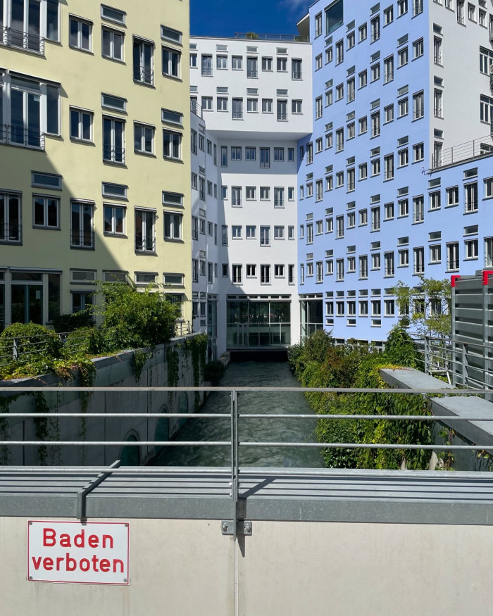 Wo kommt eigentlich der Eisbach her? Gegen&uuml;ber der Eisbachwelle gibt es einen idyllischen Hinterhof