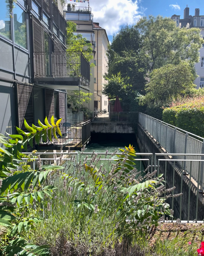 Wo kommt eigentlich der Eisbach her? Gegen&uuml;ber der Eisbachwelle gibt es einen idyllischen Hinterhof